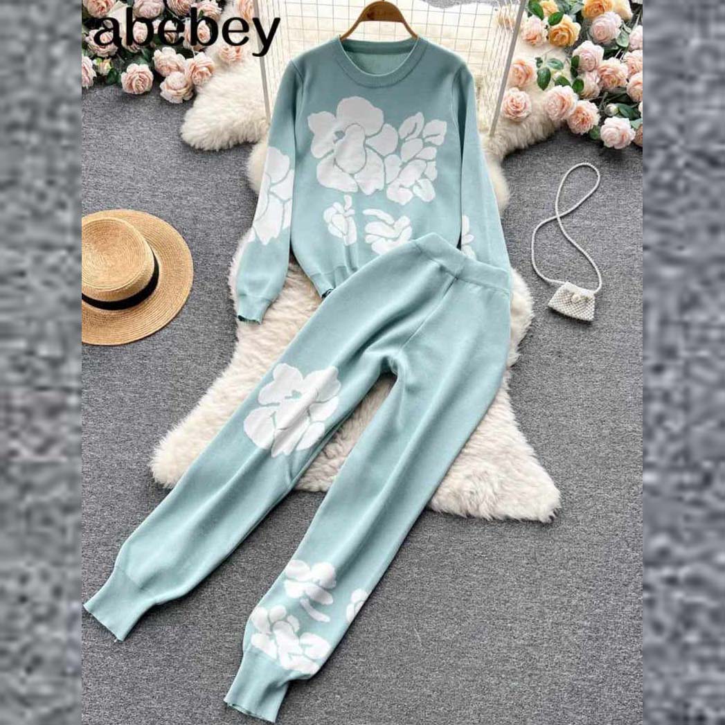 White Rose Printed Premium Quality Winter 2-Pcs Tracksuit For Her. WWTS-03