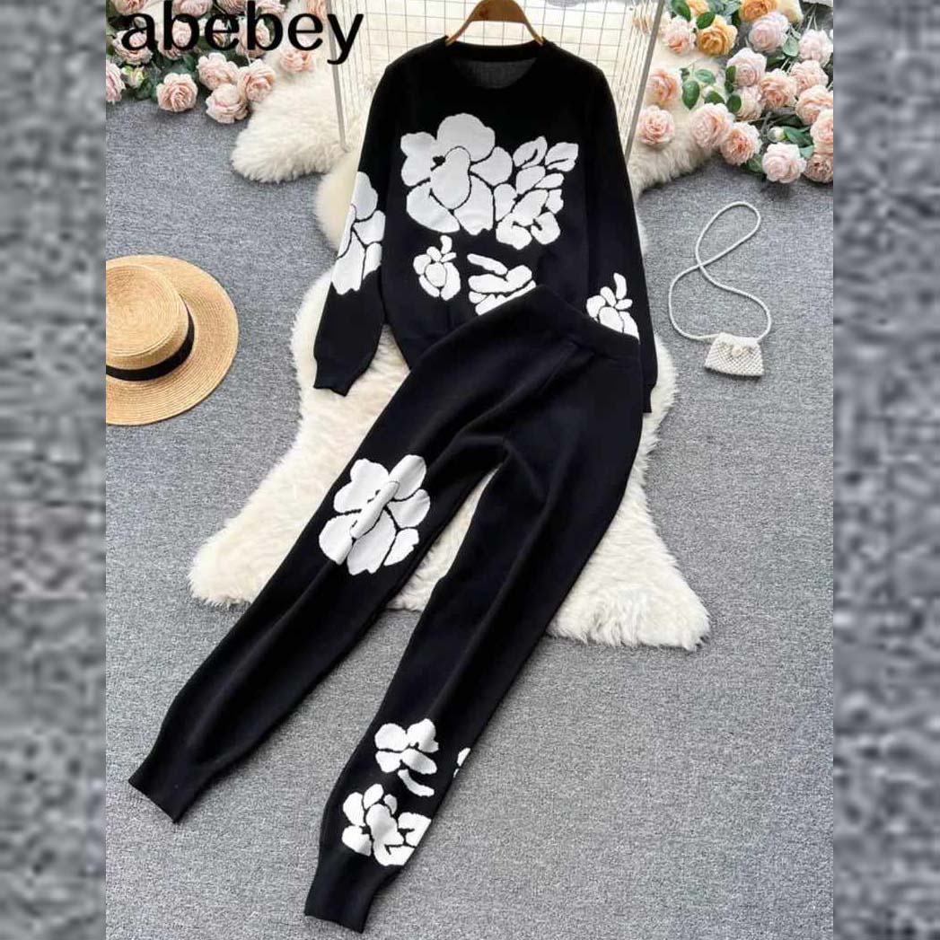 White Rose Printed Premium Quality Winter 2-Pcs Tracksuit For Her. WWTS-03